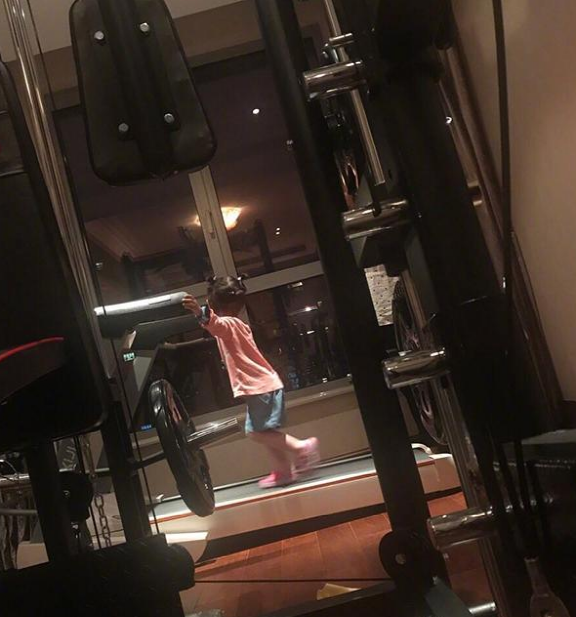 晒晒华少住的豪宅，室内装修有多气派？光衣帽间就塞满名牌服饰