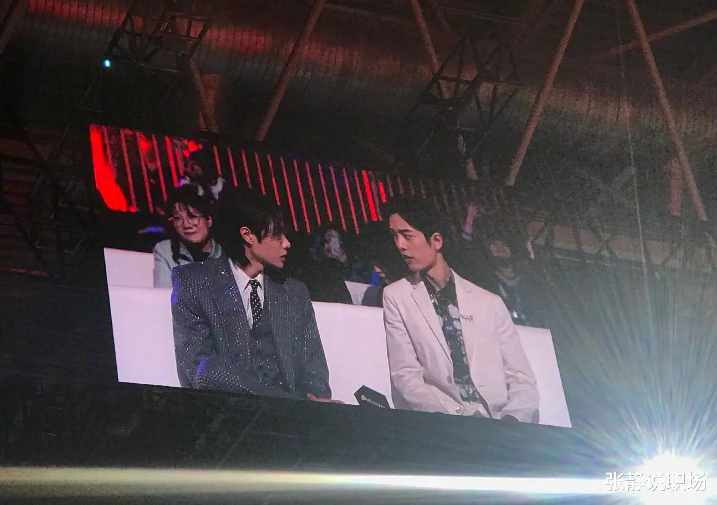 星光大赏肖战、王一博热聊，此前被传关系不和，“陈情女孩”要疯了