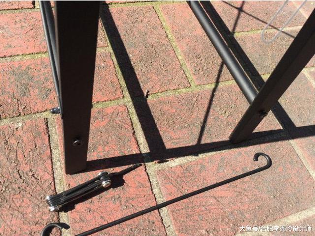 邻居不要的旧晾衣架，捡回家改成挡雨棚，装在院子里再合适不过了