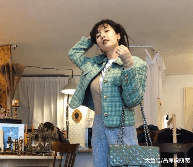金泫雅幸福依偎在男友怀里，镜子里的戒指亮了？网友：要求婚吗？