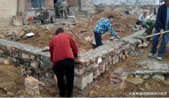 预算50万建房，无奈邻居只让建两层，还不能做坡屋顶只能做平顶