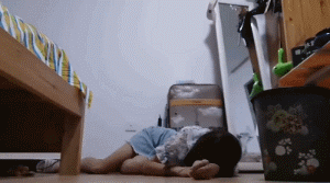 铲屎官假装溺水，大德牧英勇救主，铲屎官却传来惨叫……