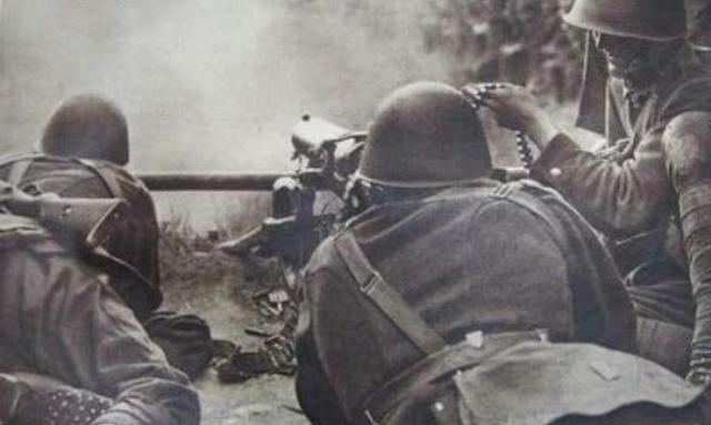 720名勇士挡住4万德军，古德里安厚葬对手：守得真好！