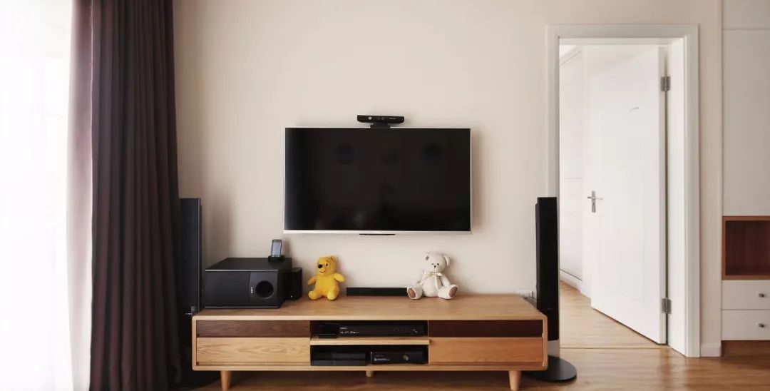 简单刷漆的电视墙，搭配精致软装，算不上高档，却也很大方！