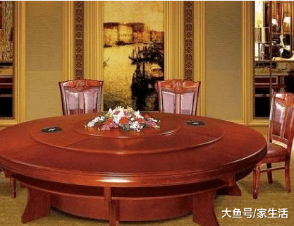家里买圆形餐桌还是方形餐桌好？好多人没注意这点，买错太坑了