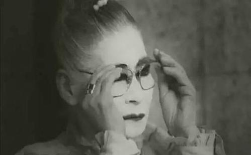 24岁误入风尘，60年间看过不少男人，却永远得不到一个爱她的男人