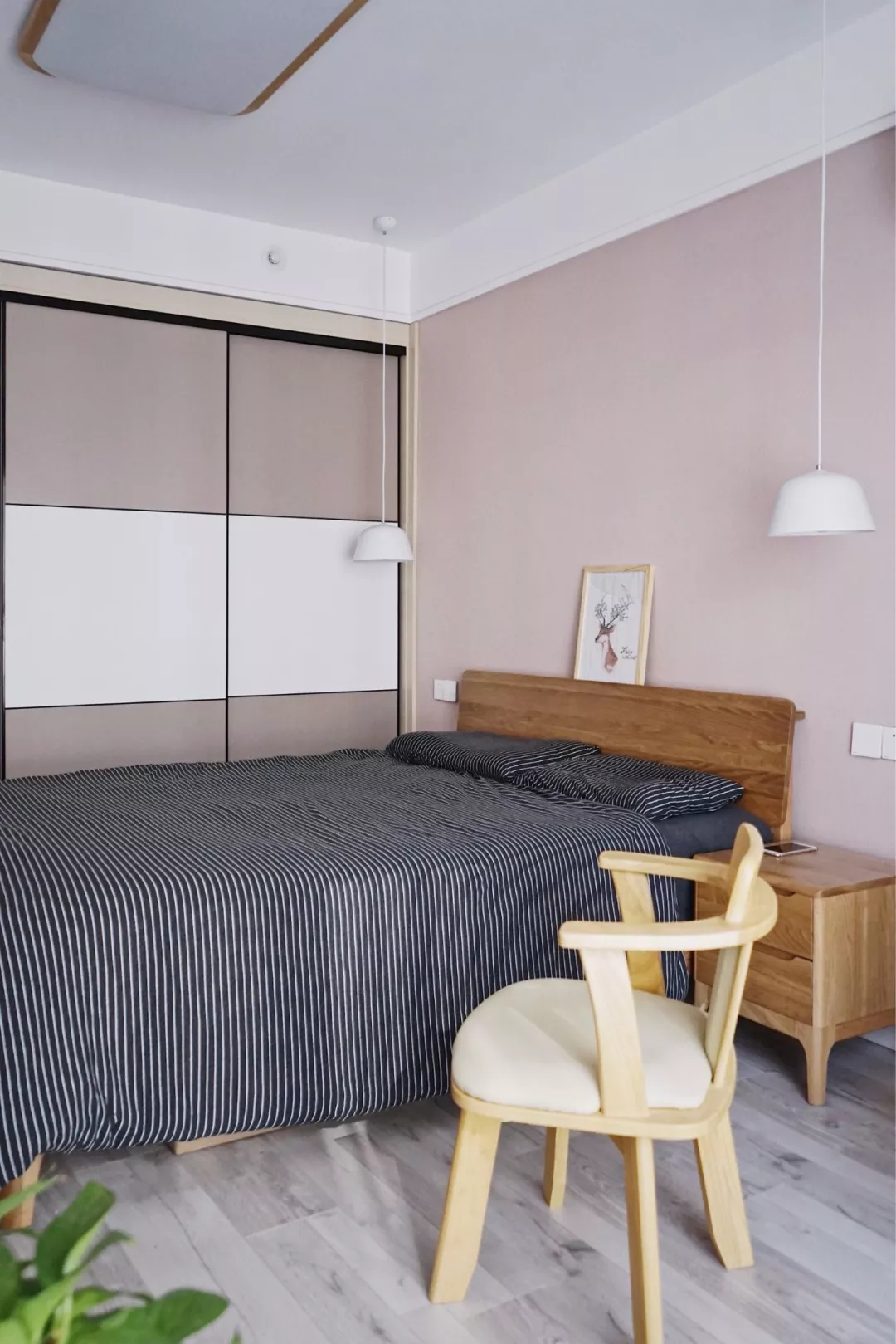 给卧室装上一盏吸顶灯，这种简洁感有谁会不喜欢呢？