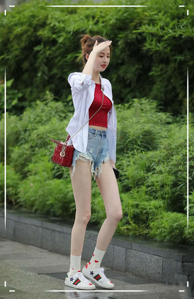 下雨天，小姐姐缺了一个撑伞的男朋友