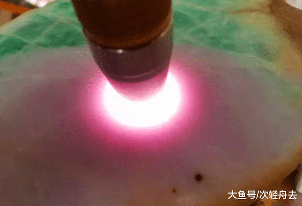 ＂翡翠原石，6千入手，一刀下去火了半个赌石圈＂