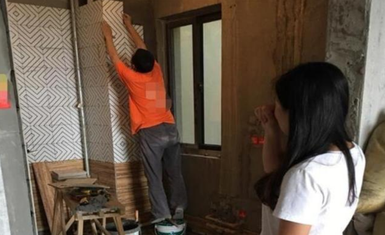 瓷砖铺贴，业主全程在现场监工，可完工后，她却说要扣尾款