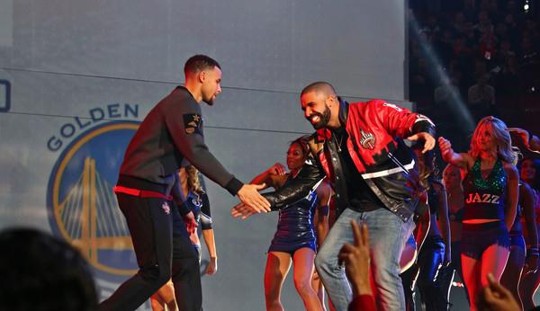 猛龙铁粉Drake将库里刺在身上！库里直言不怕被捣乱：很有趣！