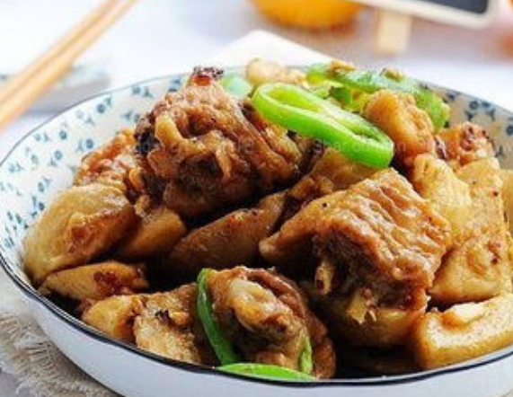 小芋头烧鸡翅，特别好吃，老婆能吃一大锅