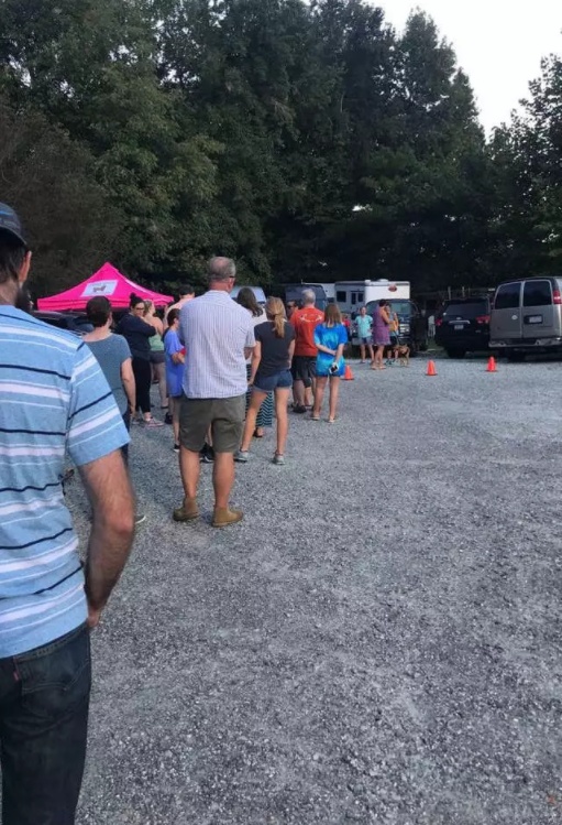 飓风“多里安”来临之际，他不仅帮助小狗度过难关，还霸气收养！