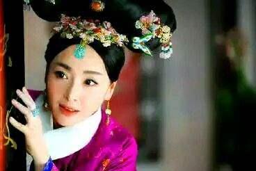 她出身上三旗，选秀入宫，奶奶封后，她封答应，是乾隆最晚去世的妃子