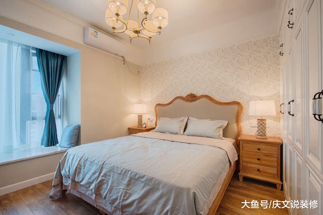 蓝色和卡其色并行，家人才是最珍贵的财富