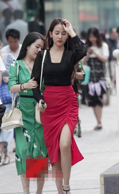 摄影：优雅红裙，开叉显露大白腿！