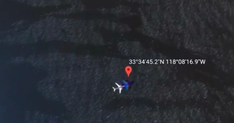 神秘飞机贴近海面飞行 网友：在寻找外星人基地