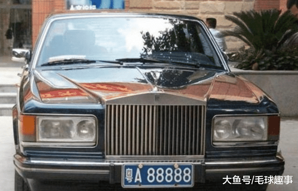 奔驰G63违停，网友却不敢拨通挪车电话，网友：真的惹不起！