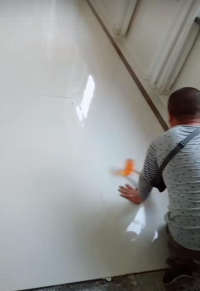 装修公司找来师傅这样给我家维修地板砖, 剩余的尾款我该不该给呢