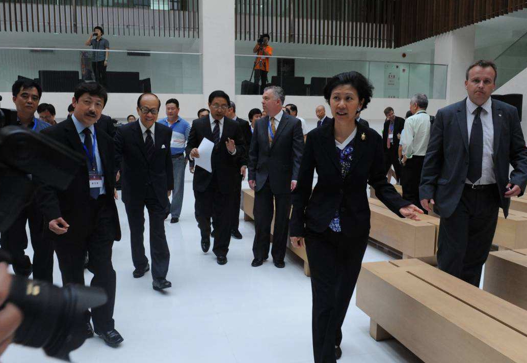 她只是平凡的售楼小姐，却被李嘉诚视为红颜知己，还送她500亿