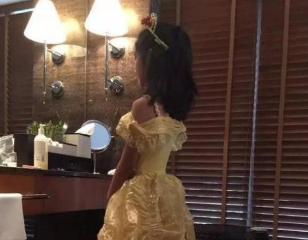 带你参观马伊琍的豪宅，客厅中间还有两根大柱子，只怪面积太大了