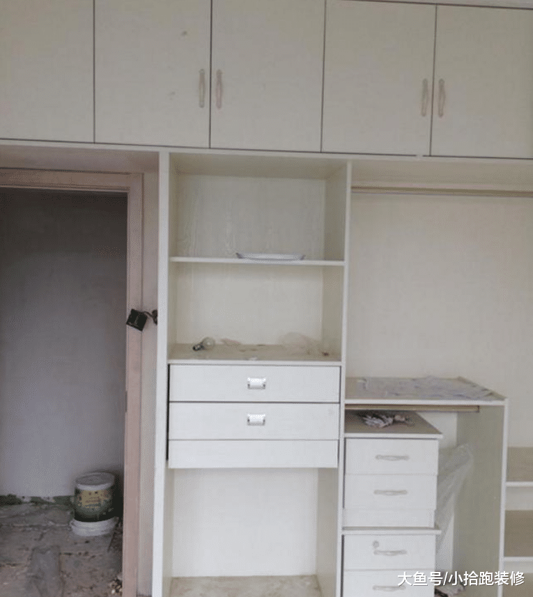 要求木工师傅多打一点柜子，可完工后，业主却说不想住了