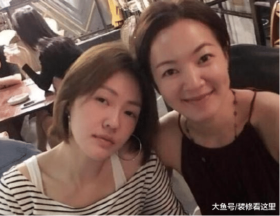 參觀主持人阿雅的家，客廳還種這么大一棵樹，空間應該很大