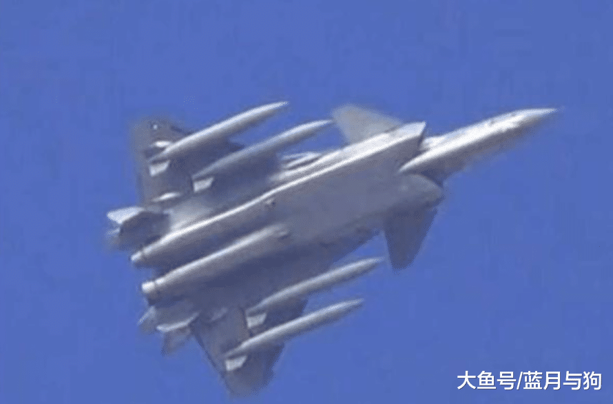 歼20挂载的副油箱，是用是扔看情况，我国甚至还用过牛皮副油箱