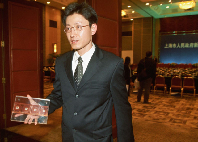 此人设骗局当上高校院长，坑了上亿资金，拜他所赐中国芯停滞不前