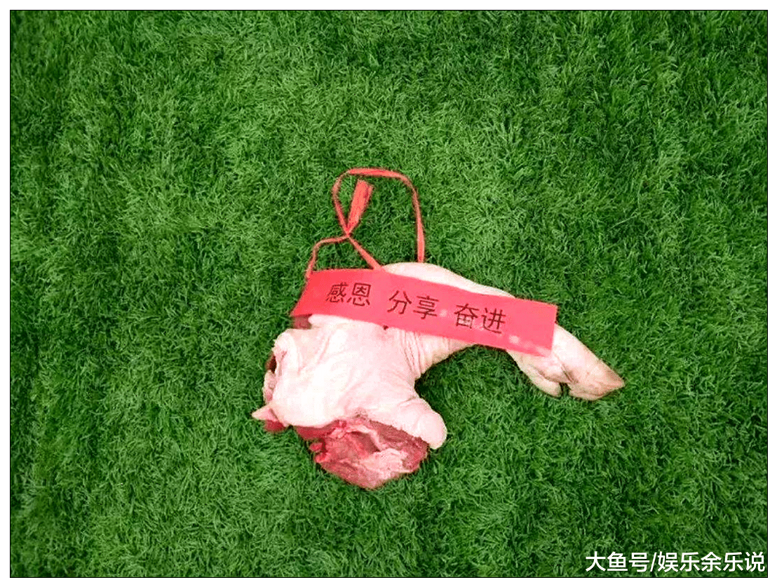 学校也太实在了，奖励学生“大猪蹄子”，网友：金榜“蹄”名！