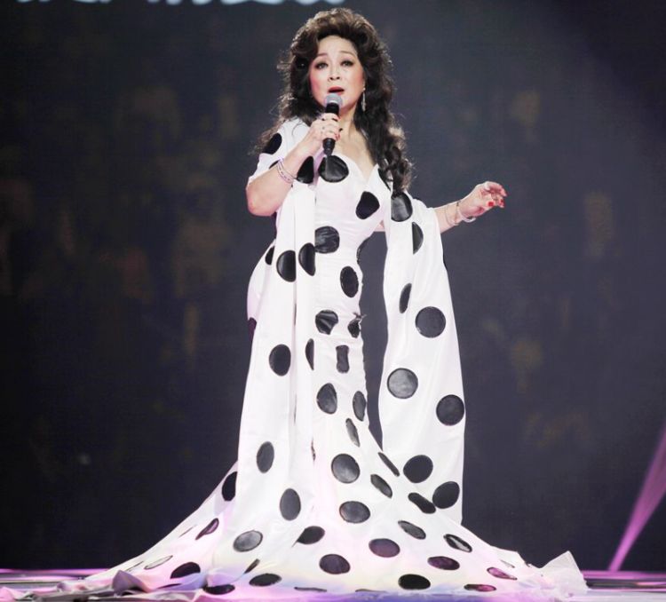 宁愿离婚也不愿改国籍,连春晚都为她破例,今69岁依然单身受尊重