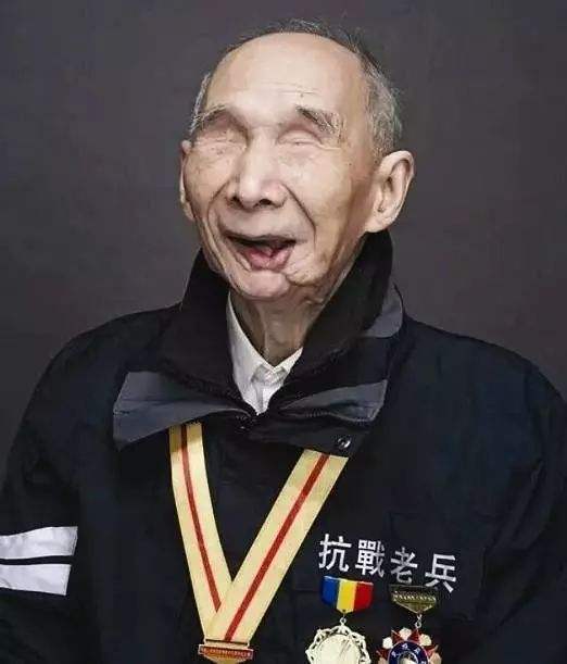 96岁老人避居多年，随身物品泄漏身份，惊动高层出动6辆坦克迎接