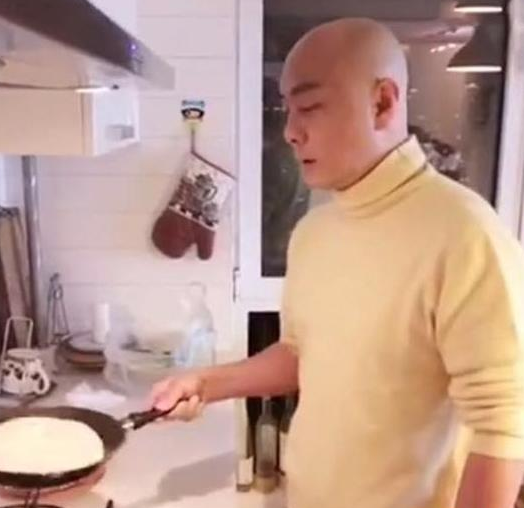 晒晒张卫健住的豪宅，餐桌上都是青菜豆腐，生活中伙食太素了吧