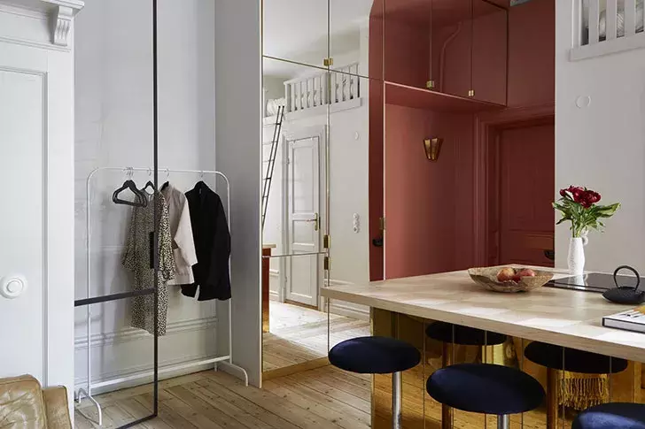 37平米小公寓可以容纳4个人, 还有一个金色厨房!