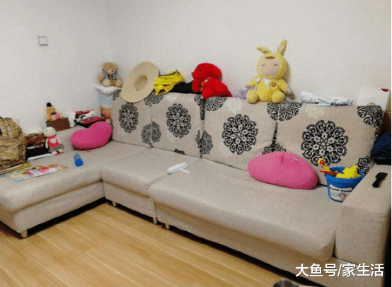 客厅沙发买布艺还是皮质好？这次师傅给你详细分析，别买错了