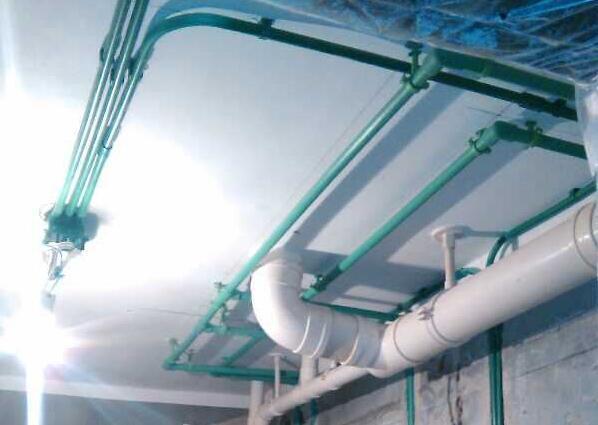 家里装修见到师傅这样做水电，非常放心，还要塞上两包烟，专业！