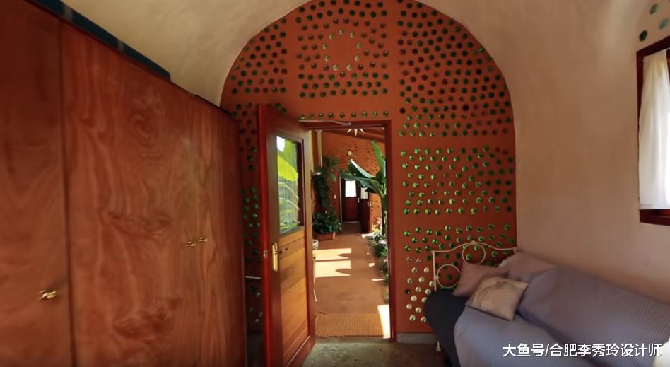 70㎡乡村小屋, 远看像一条船! 玻璃围个花房, 入户门用玻璃瓶砌, 有创意