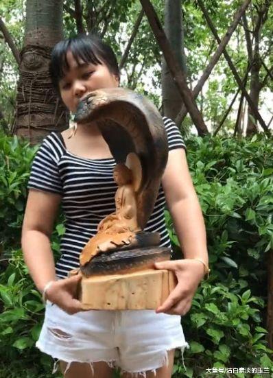 女孩手中抱着一个“巨型眼睛蛇”，转身的那刻，网友：误会了