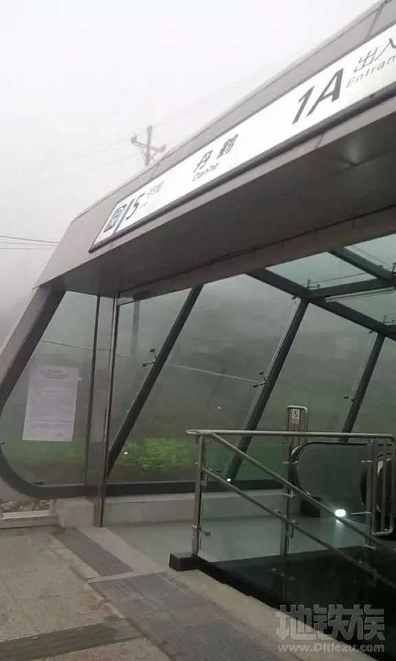 重庆又现最荒凉地铁站，周边是荒地和乡村公路，不是曹家湾！