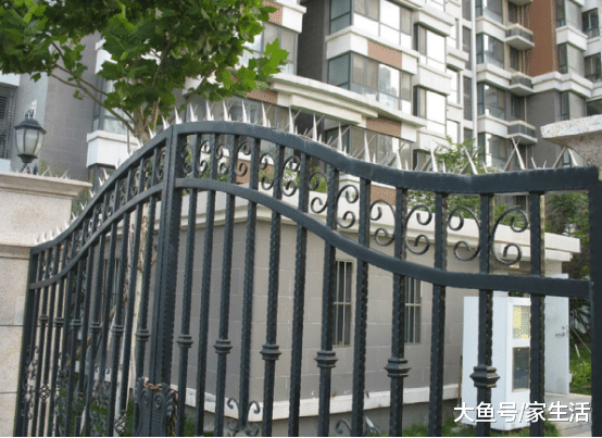 头次见小区和阳台上装这个东西, 比防盗网好十倍, 小偷见了绕道走