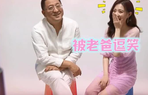 徐璐参加节目，观众目光都在领子上，网友：必须拿针帮她缝上！