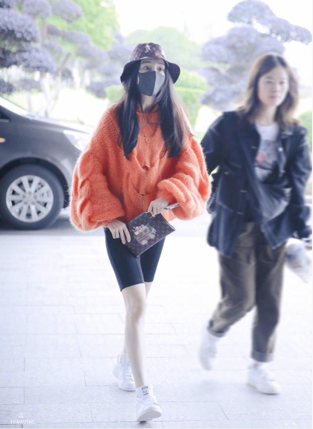 杨幂橙色毛衣配健美短裤，大秀筷子腿，网友直呼人美穿什么都好看！