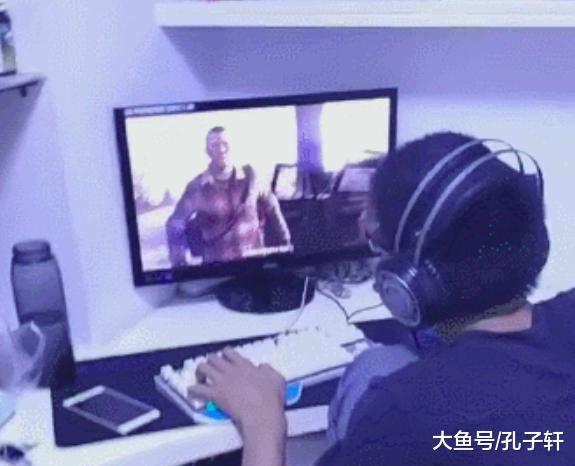 主人忙着打游戏没有搭理猫咪, 这货不甘心, 然后躲电脑后找存在感