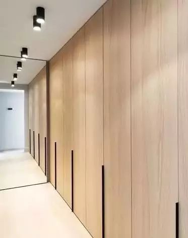 同事家新房装了满墙的柜子，至少小了10㎡，要这样做！