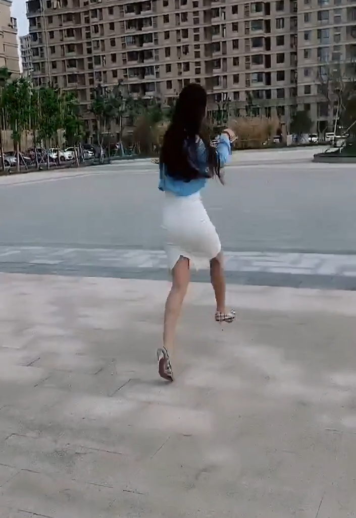 美女这是什么造型，挺别致啊