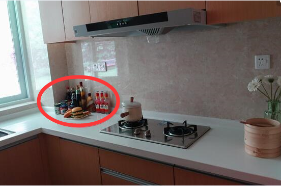 很多人瓶瓶罐罐直接摆灶台，太傻！瞧下图怎么弄，邻居纷纷效仿