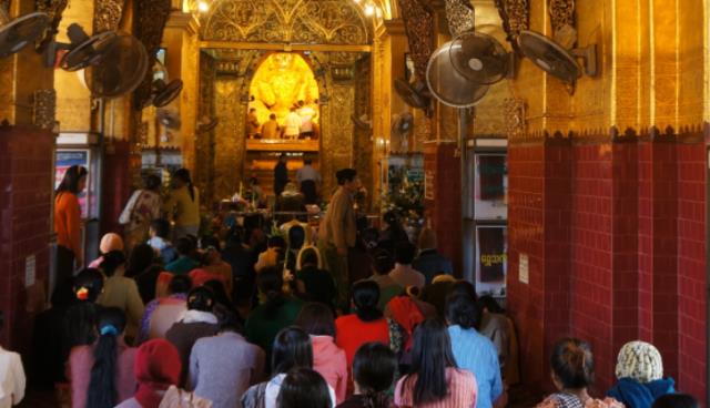 缅甸国内的美女们，对游客们相当友好，为何导游却说别“招惹”？