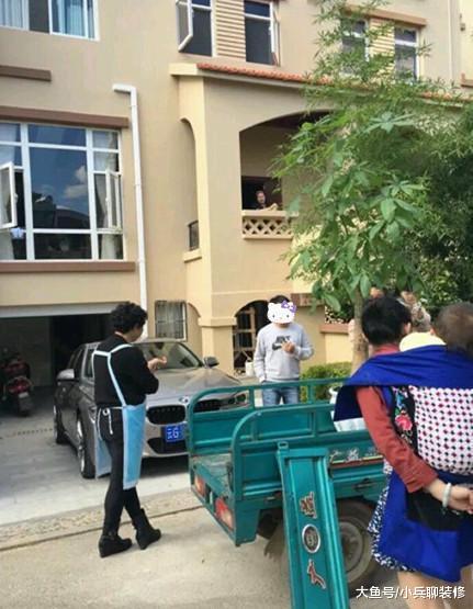 晒晒朋友三层别墅，装修花了200万，单单客厅一套家具就20万！