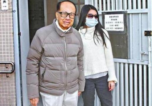 李嘉誠之前的華人首富，96年坐擁1300億，資產被最愛的女兒敗光