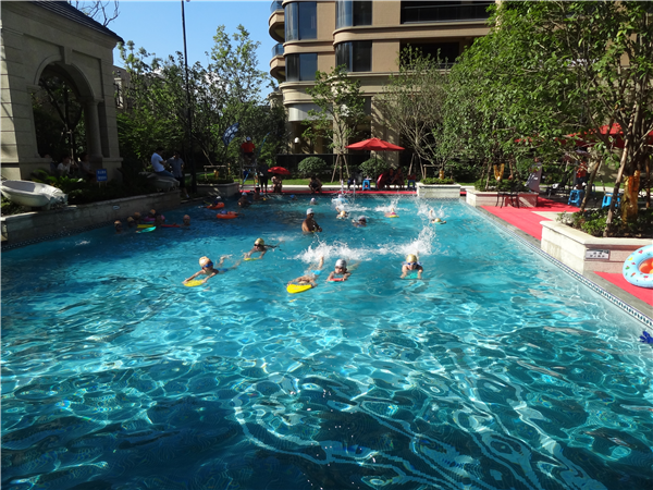 从南方到北方，绿城的碧蓝泳池澄澈依旧